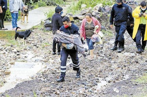 榕江副县长满身泥泞席地休息